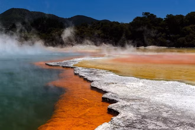 Wai-O-Tapu là một trong những công viên núi lửa rực rỡ nhất của New Zealand. Khu vực này có mặt đất bốc hơi, những vũng bùn sôi sục, mặt nước nhiều màu sắc như xanh, da cam, vàng được tạo ra từ các khoáng chất.