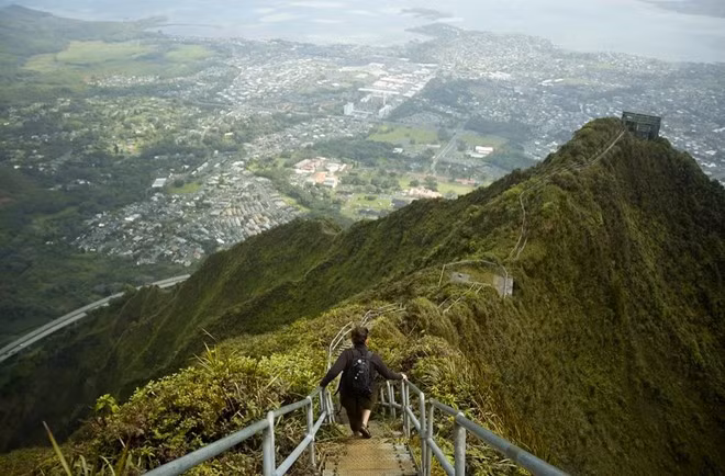 Bậc thang lên thiên đường (Stairway to Heaven) còn được biết đến với tên gọi Haiku Stairs là một trong những cảnh quan nổi tiếng ở Oahu, Hawaii. Quân đội Mỹ xây dựng con đường gồm 3.922 bậc thang trong Thế chiến 2 để binh lính có thể treo cáp ăng ten.