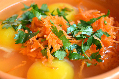 Đập trứng ra bát, sau đó cho cà rốt cùng rau mùi vào, thêm muối, hạt nêm theo khẩu vị.