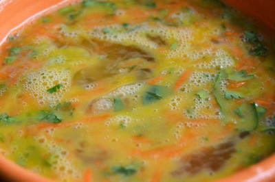 Dùng đũa khuấy đều hỗn hợp cho đến khi trứng tan hẳn.