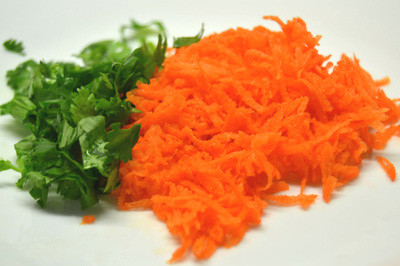 Cà rốt rửa sạch, gọt vỏ sau đó bào nhuyễn như hình. Rau mùi rửa sạch, thái rối.