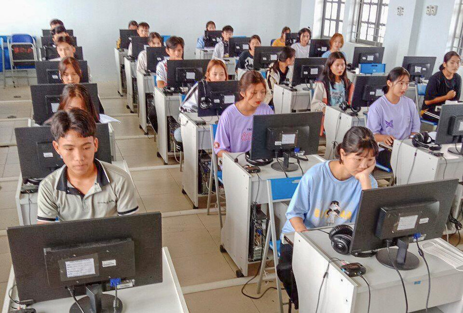 Nhiều thí sinh được hỗ trợ tập trung về trường để được giáo viên trợ giúp. Nhiều thí sinh được hỗ trợ tập trung về trường để được giáo viên trợ giúp.