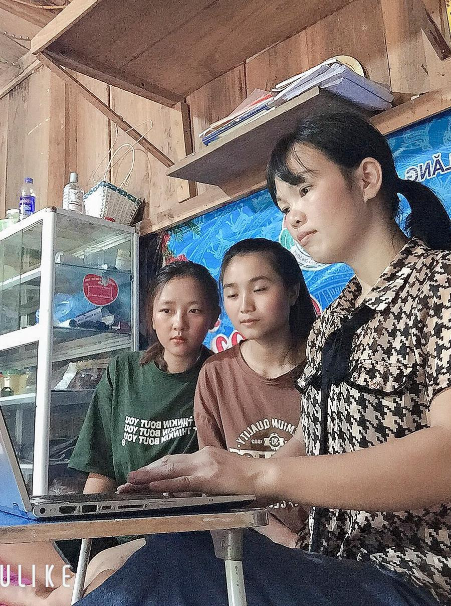 Cô giáo Bùi Thị Thanh Huyền, Trường PTDTNT Ka Lăng hỗ trợ thí sinh thanh toán trực tuyến qua ứng dụng Viettel Money của cá nhân. Cô giáo Bùi Thị Thanh Huyền, Trường PTDTNT Ka Lăng hỗ trợ thí sinh thanh toán trực tuyến qua ứng dụng Viettel Money của cá nhân.