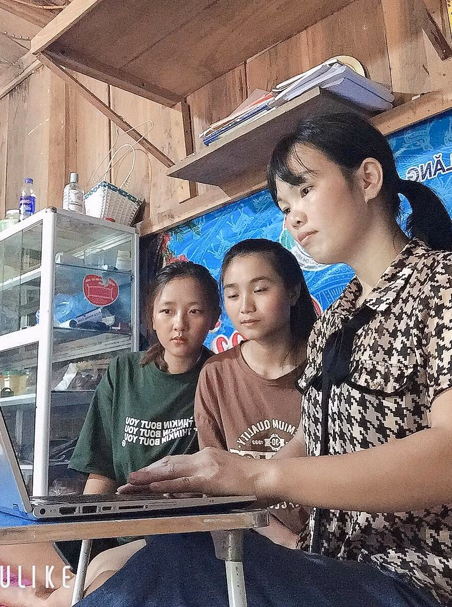 Cô giáo Bùi Thị Thanh Huyền, Trường PTDTNT Ka Lăng hỗ trợ thí sinh thanh toán trực tuyến qua ứng dụng Viettel Money của cá nhân.