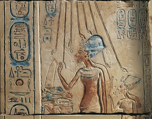 Phù điêu mô tả Pharaoh Amenhotep IV (hay Akhenaten) cùng vợ Nefertiti tế thần Mặt Trời Aten, Vương triều thứ 17, thời Vương quốc mới. Ảnh: The Guardian ly-do-nerfertiti-duoc-coi-la-nu-hoang-dep-nhat-ai-cap-1