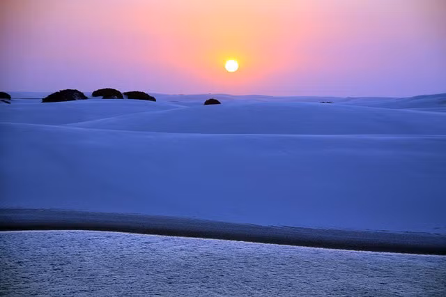 Sa mạc cát trắng mênh mông phơi mình trong giá lạnh mùa đông.