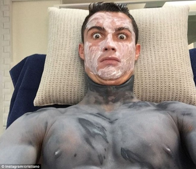 Ronaldo khoe ảnh đắp mặt nạ dưỡng da tại spa.