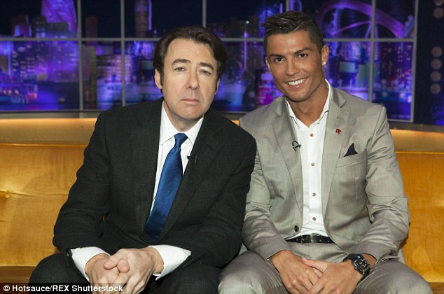 Ronaldo đắp mặt nạ dưỡng da mặt ảnh 1 Ronaldo tham dự talkshow tại quê nhà Bồ Đào Nha.