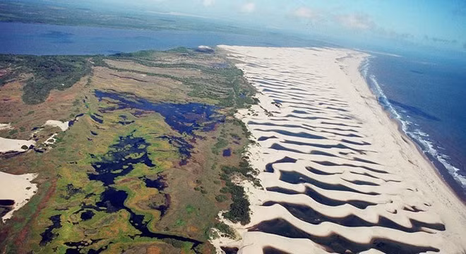 Biển cát và hồ nước xen nhau vằn vện đẹp mê hồn
