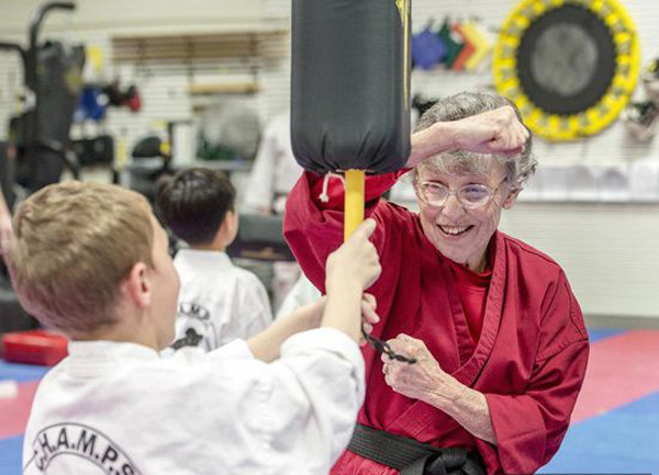 Bà cụ 80 tuổi giành đai đen Karate ảnh 3 Bà cụ 80 tuổi giành đai đen Karate