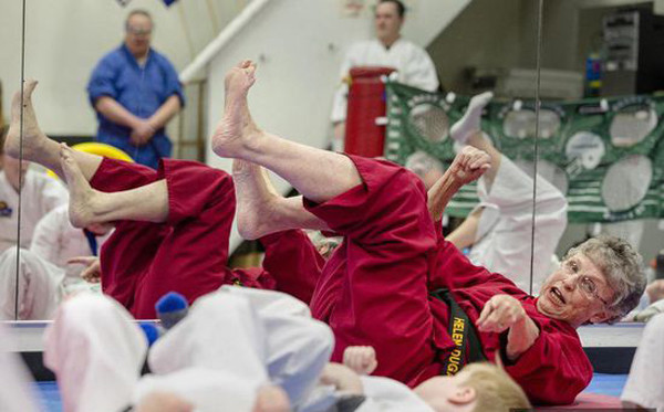 Bà cụ 80 tuổi giành đai đen Karate ảnh 2 Bà cụ 80 tuổi giành đai đen Karate