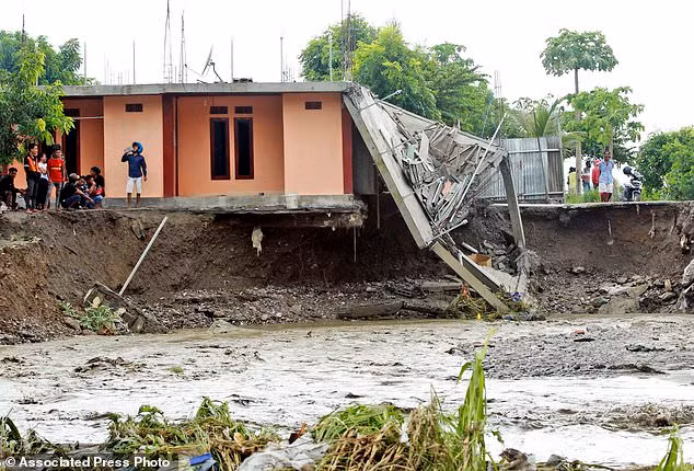 Hình ảnh sức mạnh khủng khiếp của bão Seroja khiến hơn 90 người thiệt mạng ảnh 2