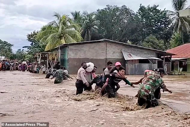 Bão gây lũ lụt ở Indonesia