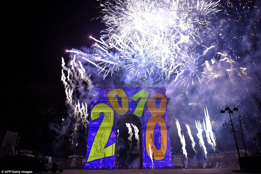 Màn pháo hoa và hình ảnh tạo bằng tia laser tại Paris, Pháp