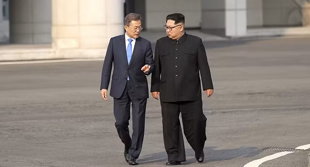 Lãnh đạo Kim Jong-un và Tổng thống Moon Jaa-in (trái)