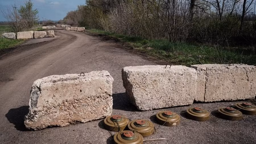 Mìn chống tăng được đặt trên một con đường gần Barvinkovo, Ukraine.