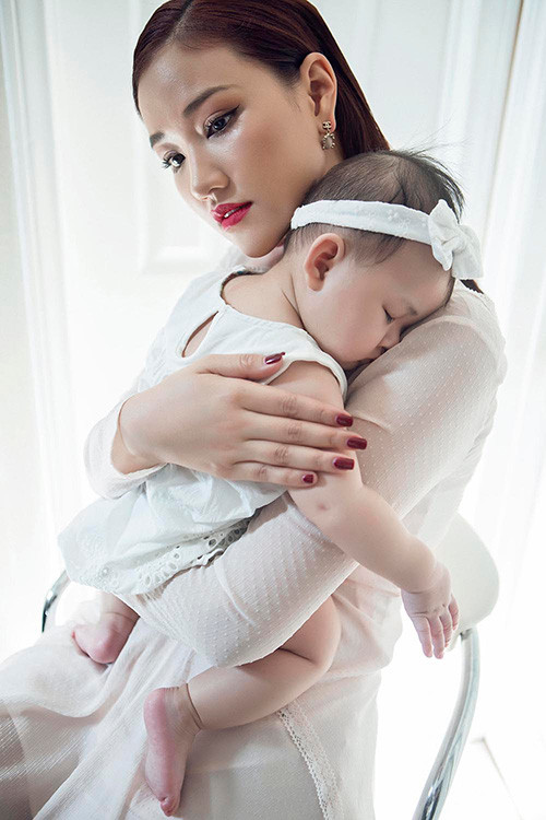 Con gái Maya đáng yêu khi làm mẫu cùng mẹ ảnh 2 [CaptionMaya vừa cùng con gái cưng hơn 7 tháng tuổi thực hiện một số concept hình ảnh ấn tượng, ý nghĩa. Đây là lần đầu tiên Maya công khai những khoảnh khắc hạnh phúc bên bé Bồ Câu với giới truyền thông trong nước sau thời gian chỉ đăng tải hình ảnh tự chụp lên trang cá nhân.