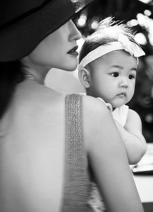 Con gái Maya đáng yêu khi làm mẫu cùng mẹ ảnh 6 [CaptionHiện tại, Maya tạm hài lòng với cuộc sống sau khi làm mẹ. Cô cảm thấy rất hạnh phúc khi bé Bồ Câu ngoan ngoãn, khỏe mạnh và ngày càng đáng yêu.