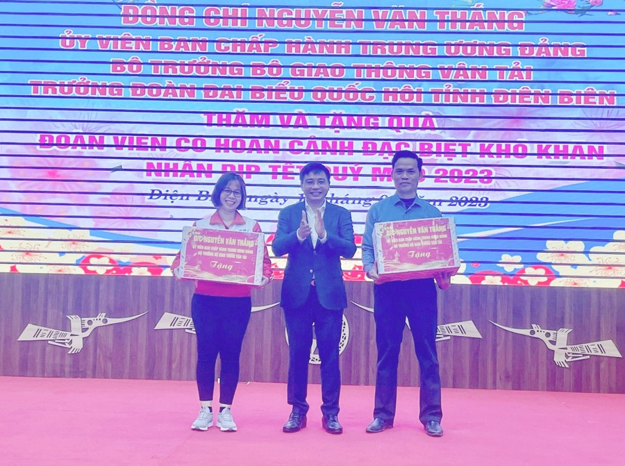 Ông Nguyễn Văn Thắng trao quà cho Công đoàn cơ sở tiêu biểu.