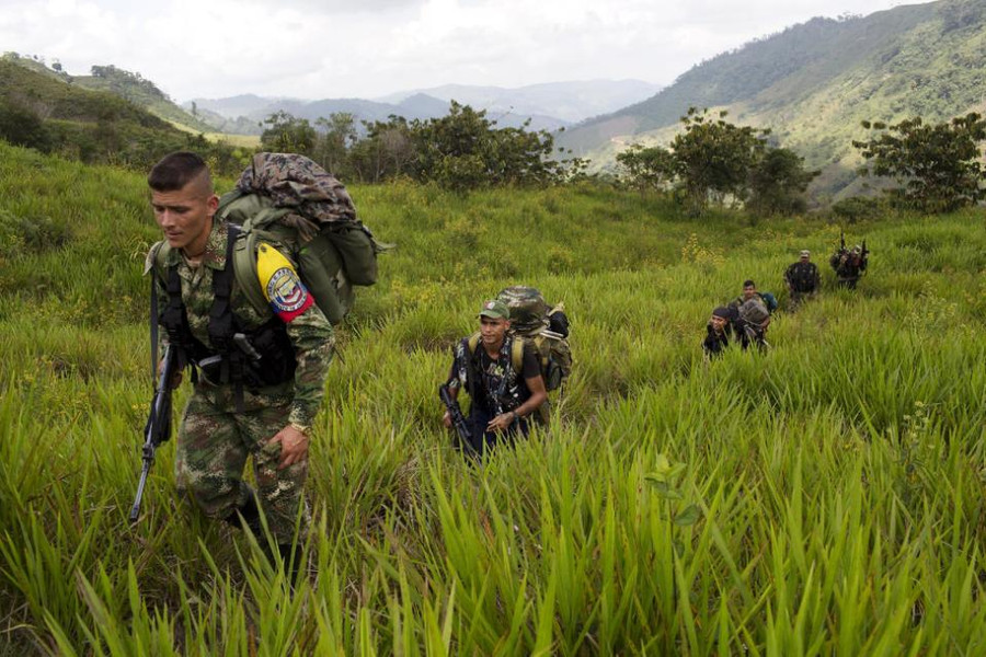 Các thành viên của Mặt trận 36 di chuyển đến một trại mới ở bang Antioquia, Colombia. Trước đây, các trại du kích lớn thường rất phổ biến, nhưng giờ họ di chuyển theo các nhóm nhỏ hơn. Ảnh: AP Các thành viên của Mặt trận 36 di chuyển đến một trại mới ở bang Antioquia, Colombia. Trước đây, các trại du kích lớn thường rất phổ biến, nhưng giờ họ di chuyển theo các nhóm nhỏ hơn. Ảnh: AP