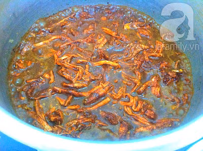 Sau đó cho nguyên liệu đã trộn đều vào lại nồi nước luộc thịt có giữ lại và đun ở mức độ lửa vừa và nhỏ. Đun và đảo nhẹ tay cho đến khi nước trong nồi cạn thì tắt bếp.