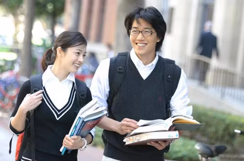 Một số bạn lo có người yêu sẽ làm xao lãng việc học nhưng thực tế, những "đôi tình nhân cùng tiến" không phải hiếm trên giảng đường