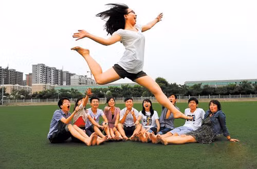 Hãy tạo cho mình những kỷ niệm khó quên cùng bạn bè.