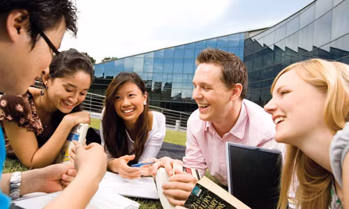 Đừng bỏ lỡ những niềm vui mà cuộc sống đại học đem lại cho bạn.