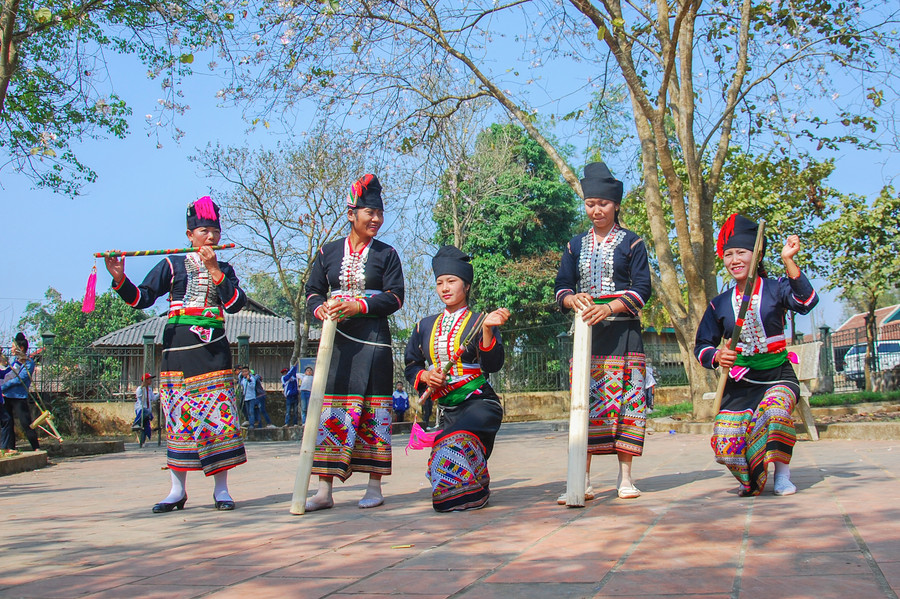 Đồng bào Khơ Mú (huyện Điện Biên) trong điệu múa truyền thống vẫn được gìn giữ.