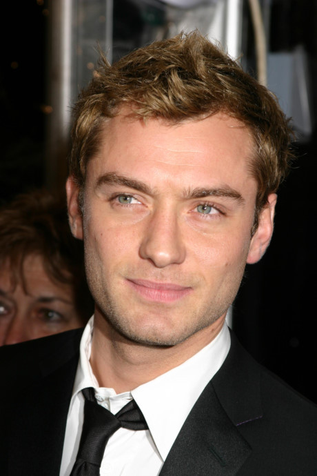 Jude Law sắm vai thầy Dumbledore thời trẻ tuổi - Ảnh 1 Jude Law sam vai thay Dumbledore thoi tre tuoi - Anh 1