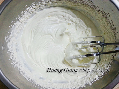 Bánh bông lan socola cuộn kem tươi mềm xốp, thơm ngon - Ảnh 5 Banh bong lan socola cuon kem tuoi mem xop, thom ngon - Anh 5