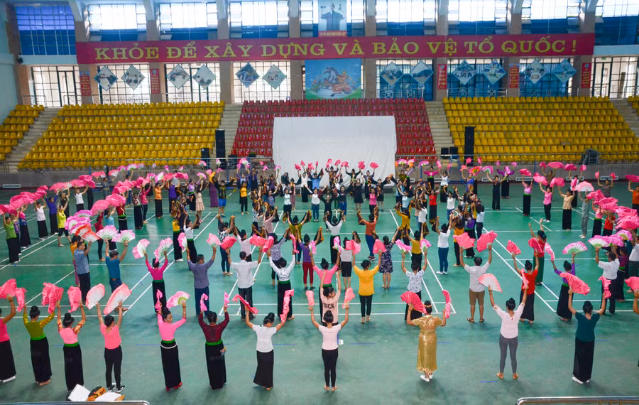 Lớp truyền dạy nghệ thuật Xòe Thái do ngành Văn hóa Điện Biên tổ chức.