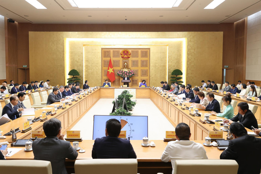 Thủ tướng yêu cầu các bộ, ngành liên quan theo dõi bám sát tình hình, phối hợp chặt chẽ, nhịp nhàng, hiệu quả với NHNN để giải quyết các vấn đề liên quan, nhất là những đề xuất, kiến nghị của các ngân hàng thương mại tại cuộc gặp mặt - Ảnh: VGP/Nhật Bắc