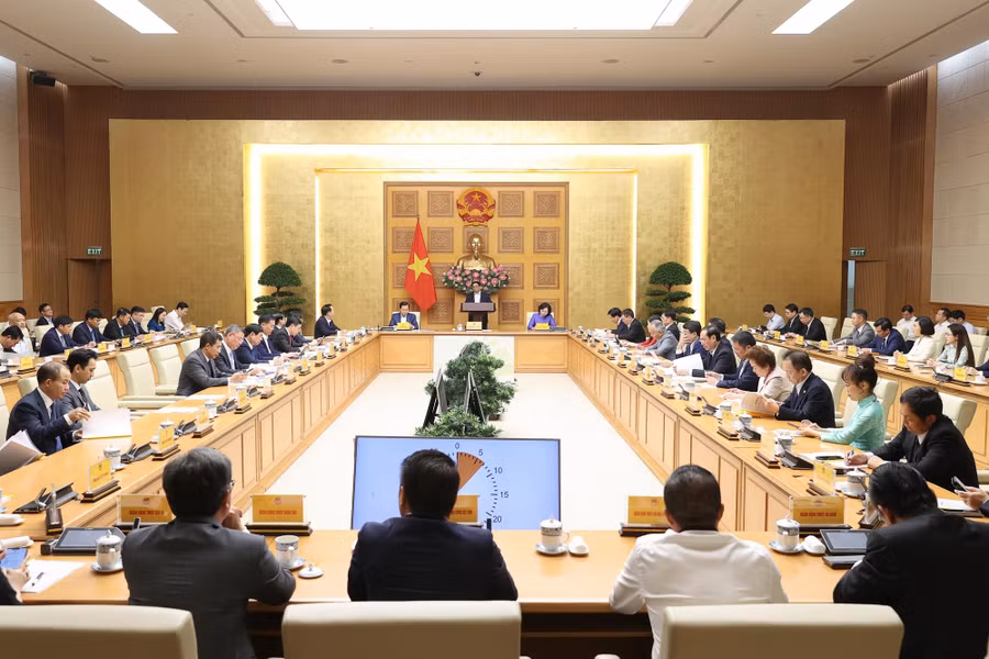 Thủ tướng yêu cầu các bộ, ngành liên quan theo dõi bám sát tình hình, phối hợp chặt chẽ, nhịp nhàng, hiệu quả với NHNN để giải quyết các vấn đề liên quan, nhất là những đề xuất, kiến nghị của các ngân hàng thương mại tại cuộc gặp mặt - Ảnh: VGP/Nhật Bắc