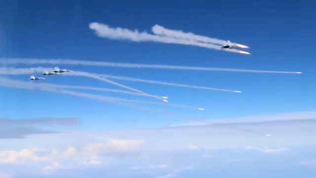 Tiêm kích Nga phóng tên lửa không đối không.