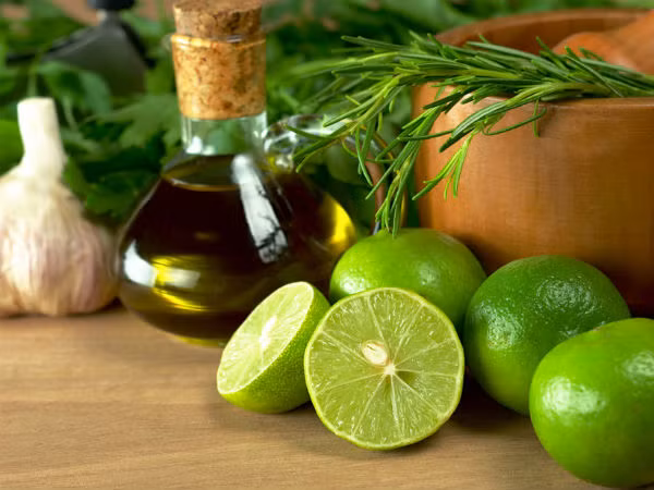 Nước cốt chanh có đặc tính làm se khít mạnh mẽ