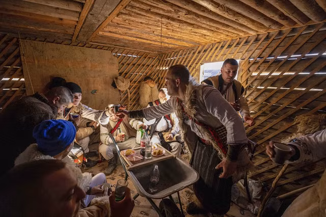 Những người tham gia chúc mừng nhau trong lễ hội Malanka.