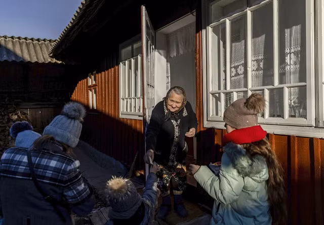 Trẻ em được tặng tiền khi tổ chức lễ hội Malanka. Ảnh: AP