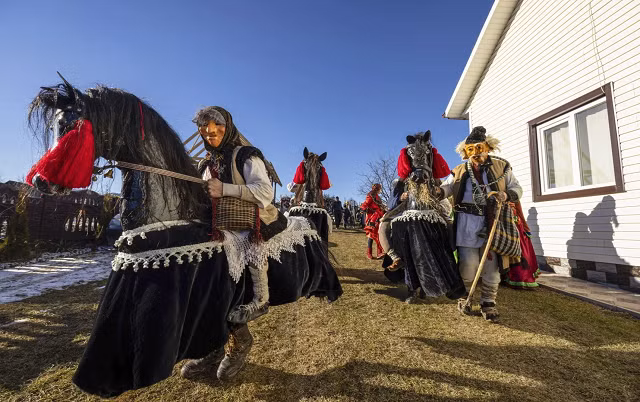 Những người tham gia mặc trang phục truyền thống mừng lễ hội Malanka.