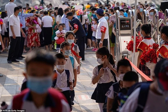 HS tiểu học ở Vũ Hán đến trường đón năm học mới.