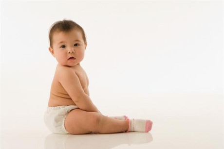 Bật mí mẹo giúp bé hết chân vòng kiềng và đi thẳng thóm như người mẫu - Ảnh 1 Bat mi meo giup be het chan vong kieng va di thang thom nhu nguoi mau - Anh 1