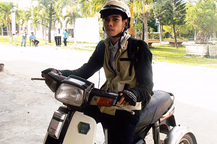 Nam sinh khuyết tật vượt hơn 20km trên xe 3 bánh dự thi THPT Quốc gia
