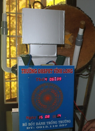 Robot đánh trống trường được lập trình tự động. Robot đánh trống trường được lập trình tự động.