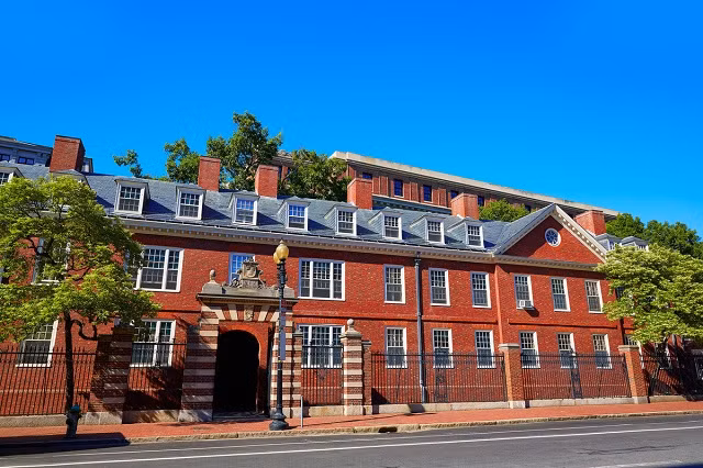 ĐH Harvard tại Cambridge, Massachusetts, Mỹ.