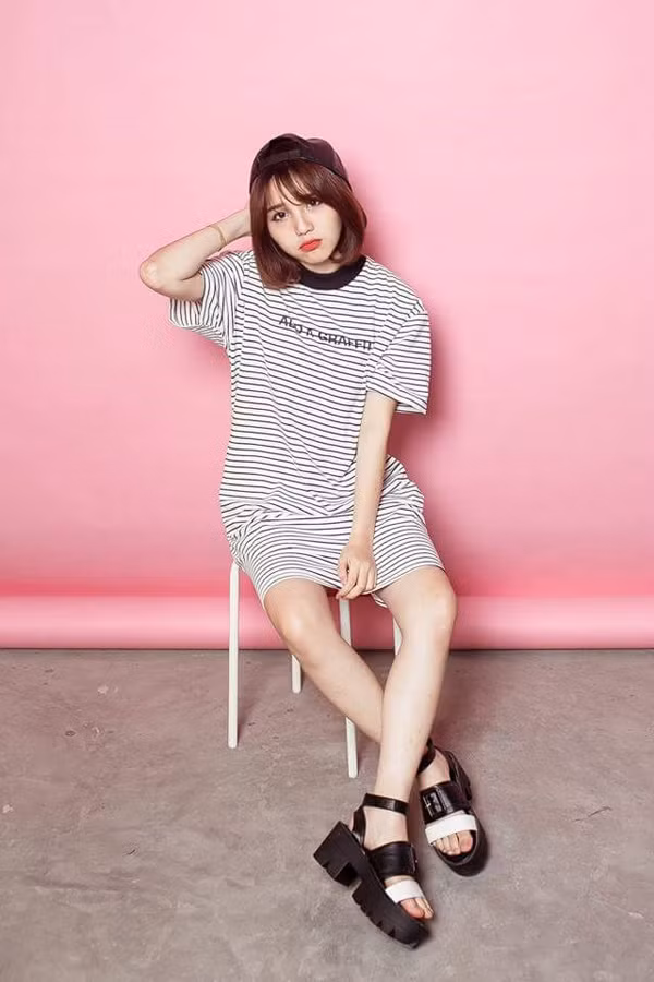 Phong cách thời trang biến hóa đa dạng của hot girl Linh Kiu