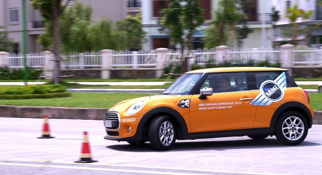 MC Phan Anh hào hứng thử drift xe BMW và MINI ảnh 3 MC Phan Anh hào hứng thử drift xe BMW và MINI ảnh 3