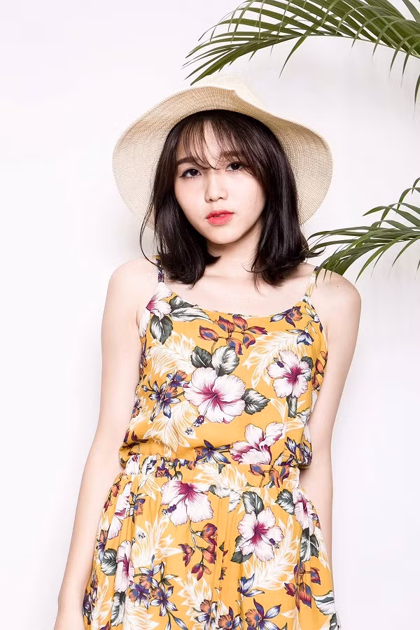 Phong cách thời trang biến hóa đa dạng của hot girl Linh Kiu