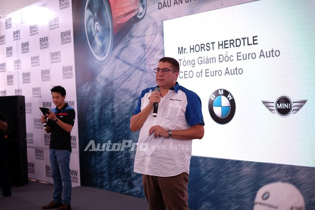 MC Phan Anh hào hứng thử drift xe BMW và MINI ảnh 8 Ông Horst Herdtle - Tổng giám đốc Euro Auto phát biểu trong buổi huấn luyện.