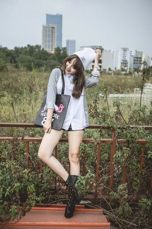 Phong cách thời trang biến hóa đa dạng của hot girl Linh Kiu