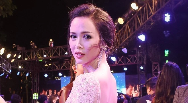 Vũ Ngọc Anh khoe dáng bên Trần Bảo Sơn 